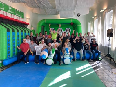 Événement indoor - équipe heureuse