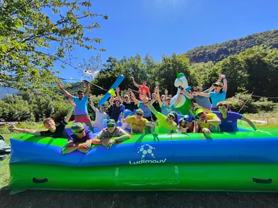 Événement outdoor - équipe souriante