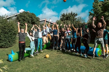 Équipe dynamique qui saute de joie - après l'expérience Ludimouv