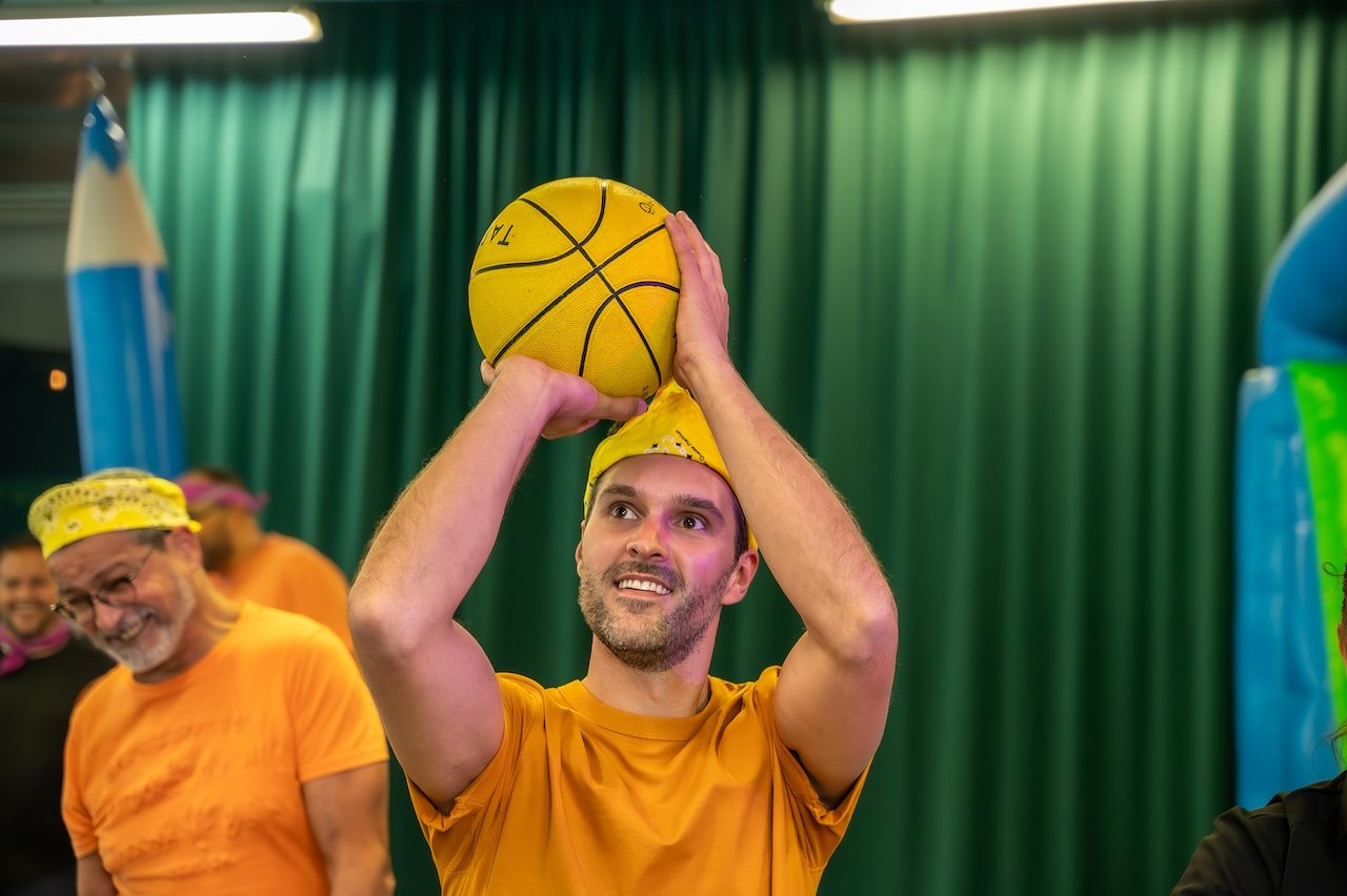basket-puissance-4-focus-tir-indoor-groupe-adulte-team-building-migros-ludimouv-ludiplace