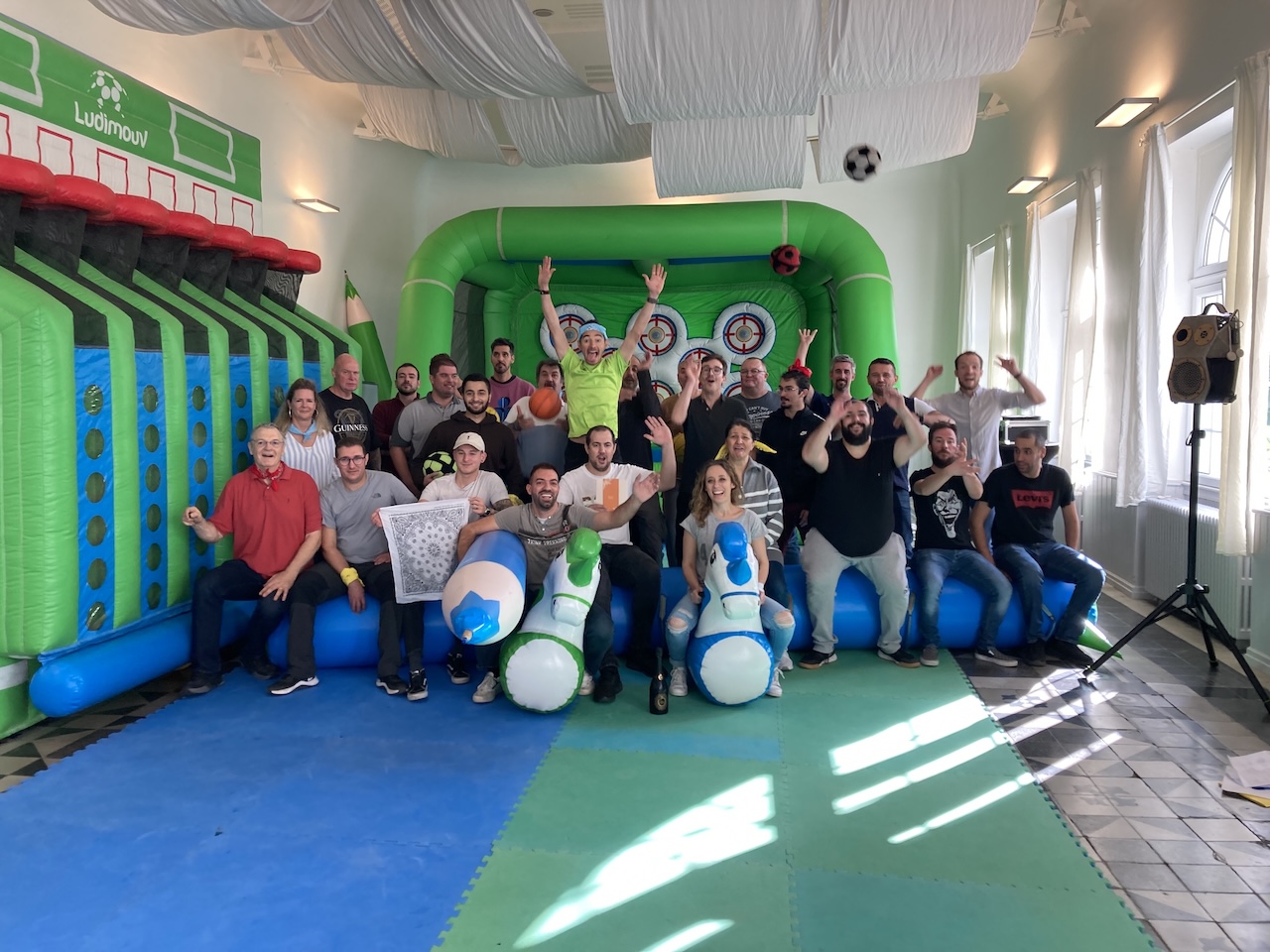 Événement indoor - équipe heureuse