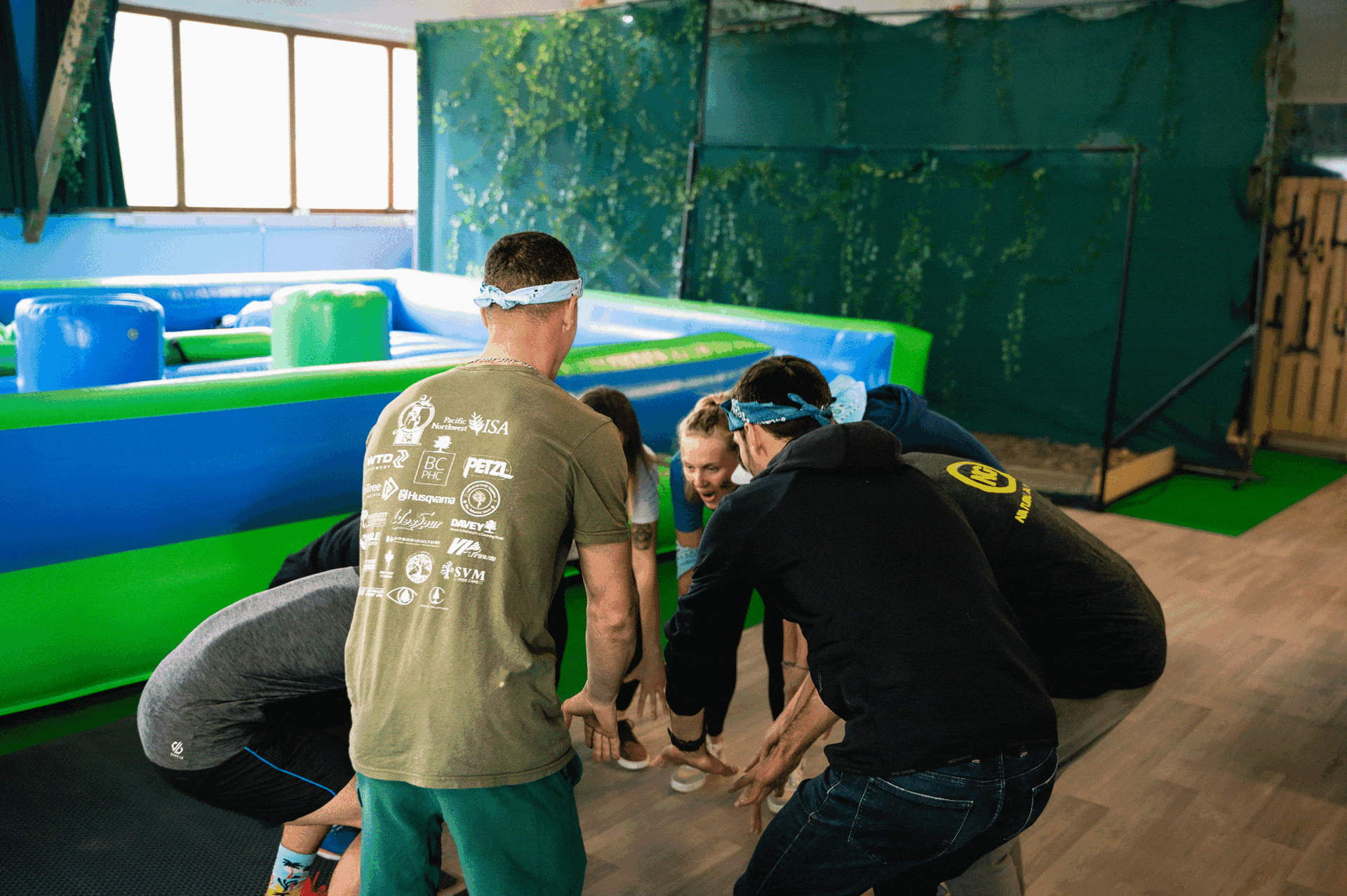 Équipe soudée levant les bras