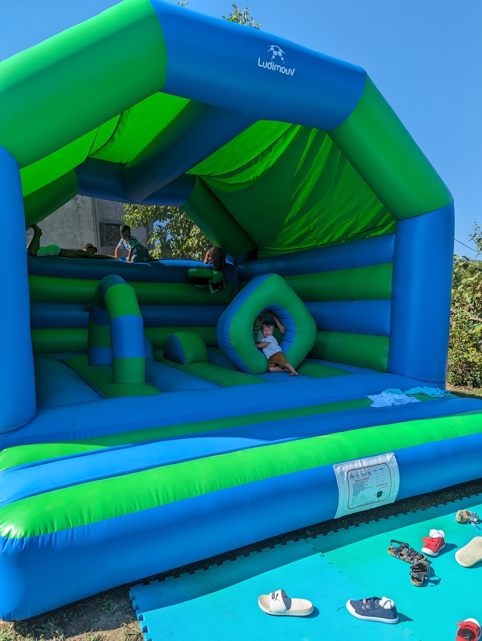 Château Obstacles gonflable location - Parcours obstacles enfants événement